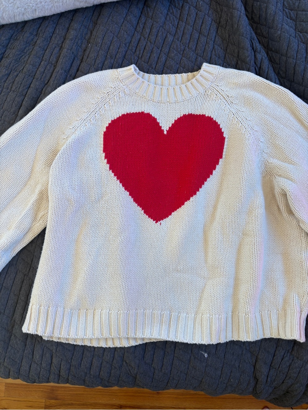 GAP Cream Sweater with Red Heart Motif - Women's Cozy Knit - Picture 3 of 5